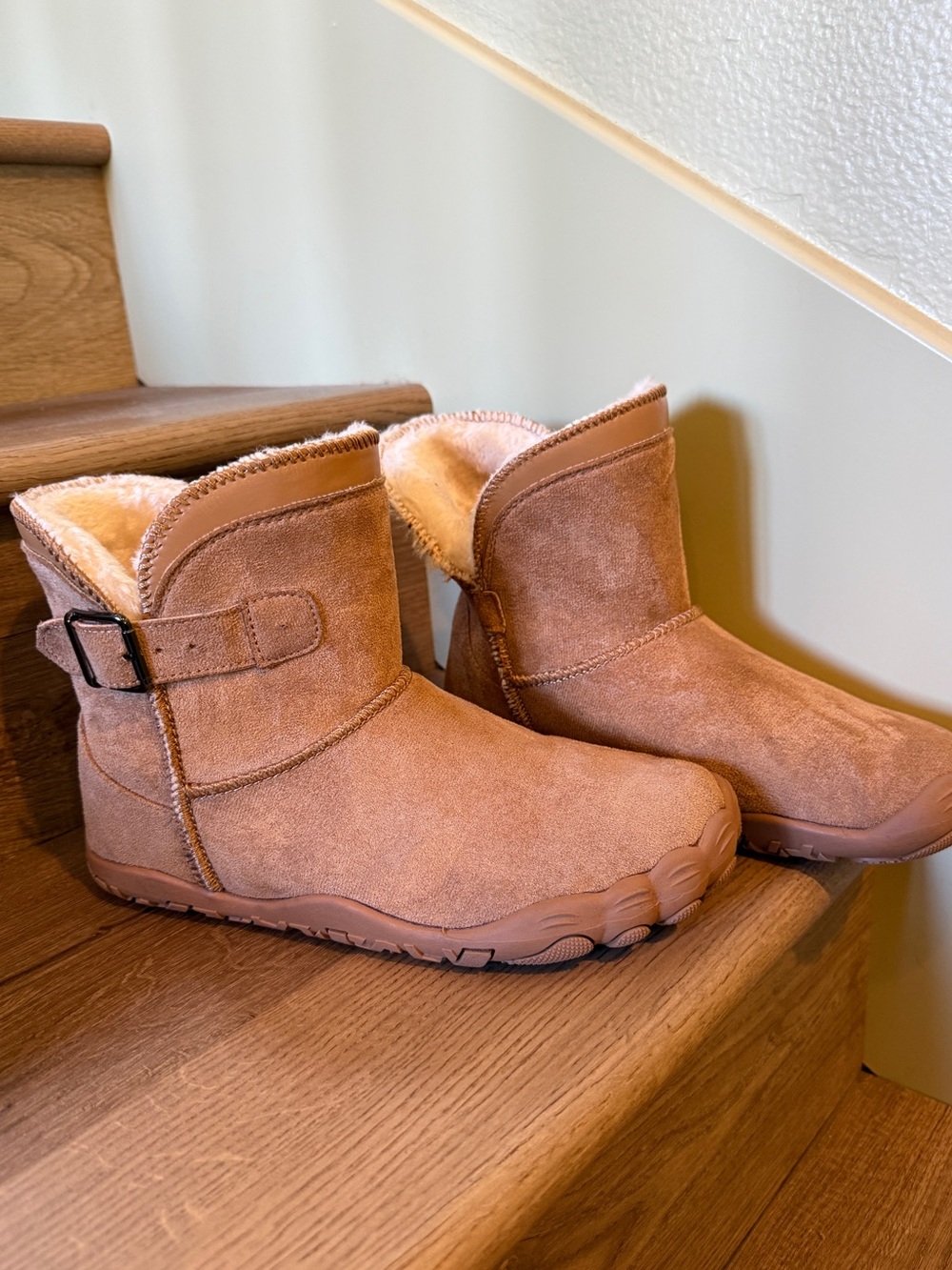 Hike Footwear Sheepskin lined Suede Winter Booties, EUC, Cozy Buckle Ankle Boots